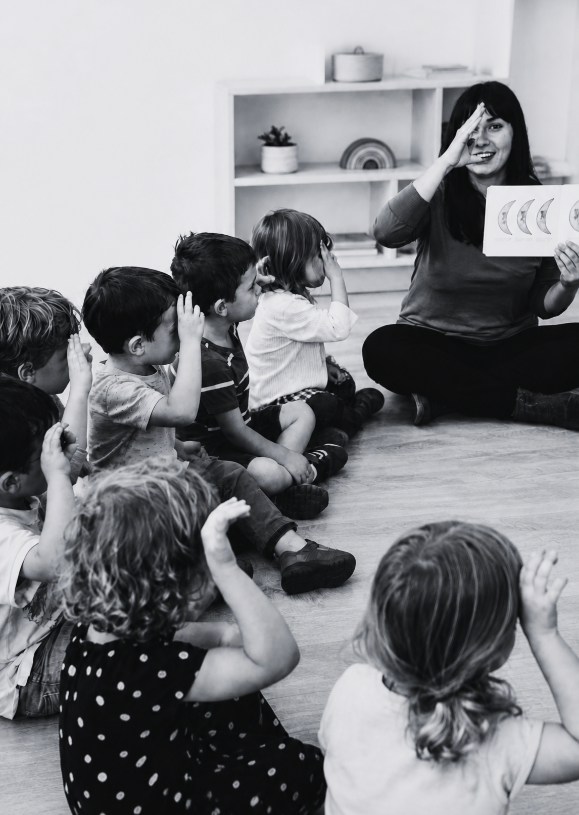 Grupo de peques signando en el aula