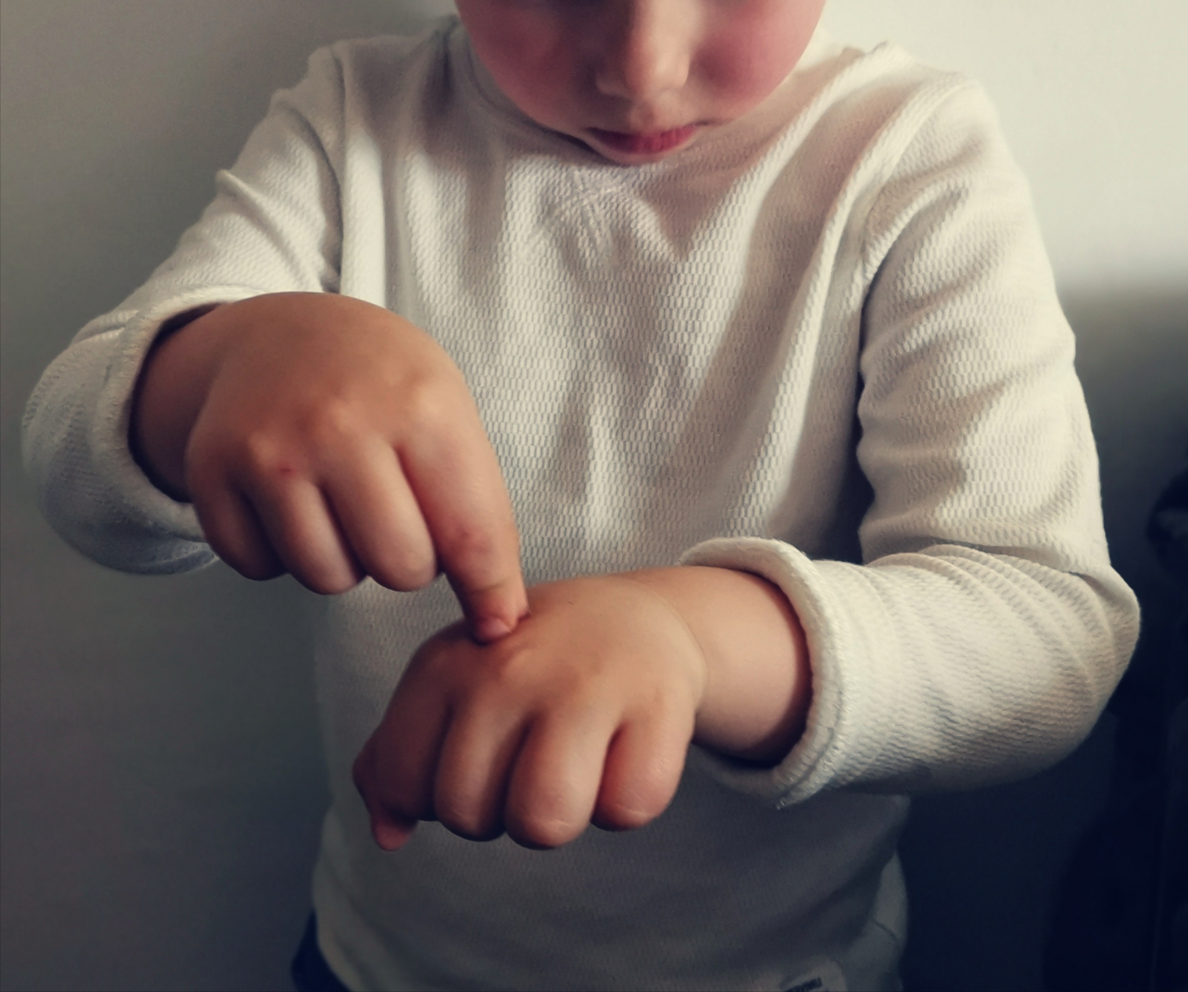 Manos de un bebé haciendo un signo