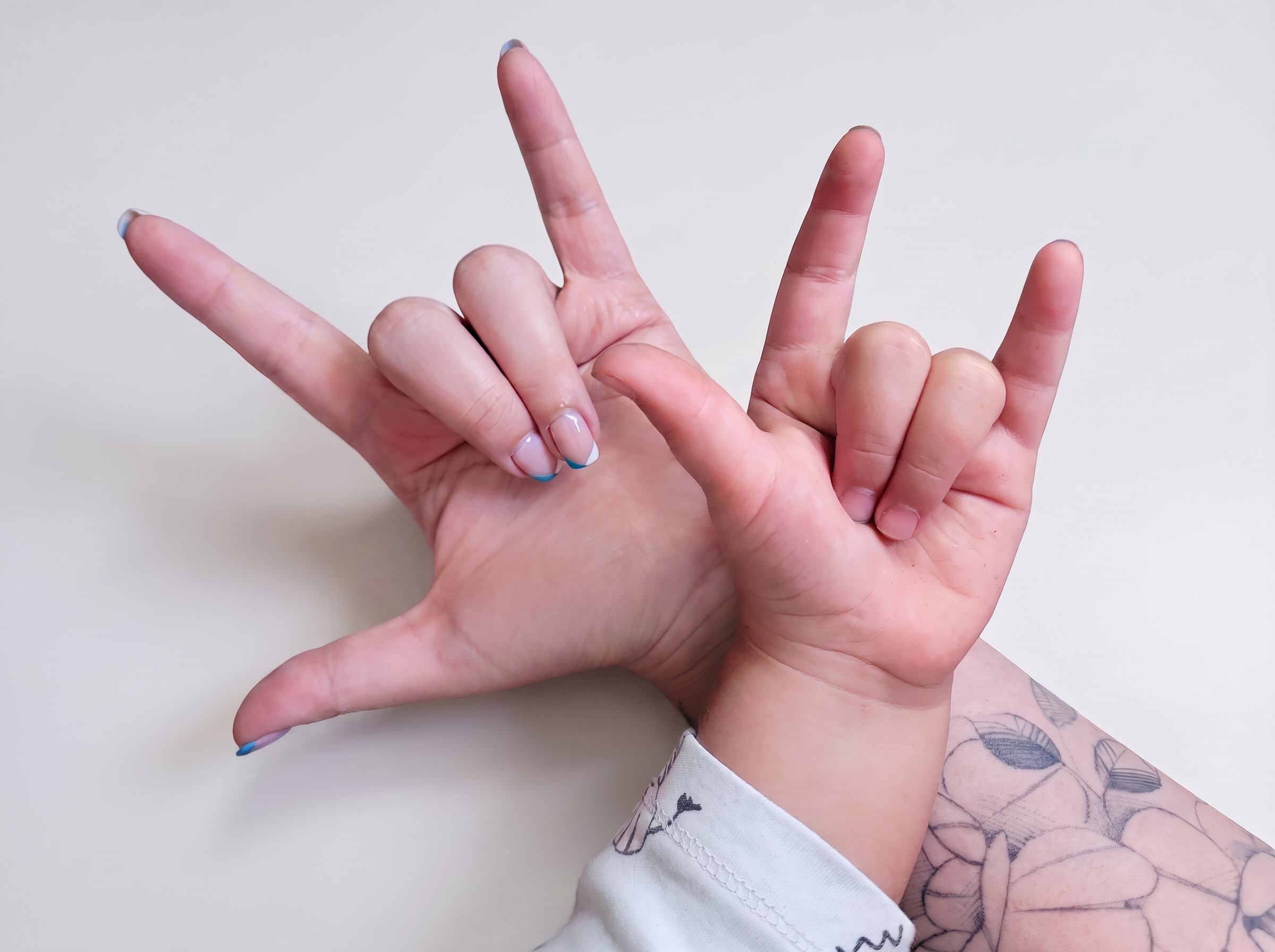Manos haciendo el signo de te quiero