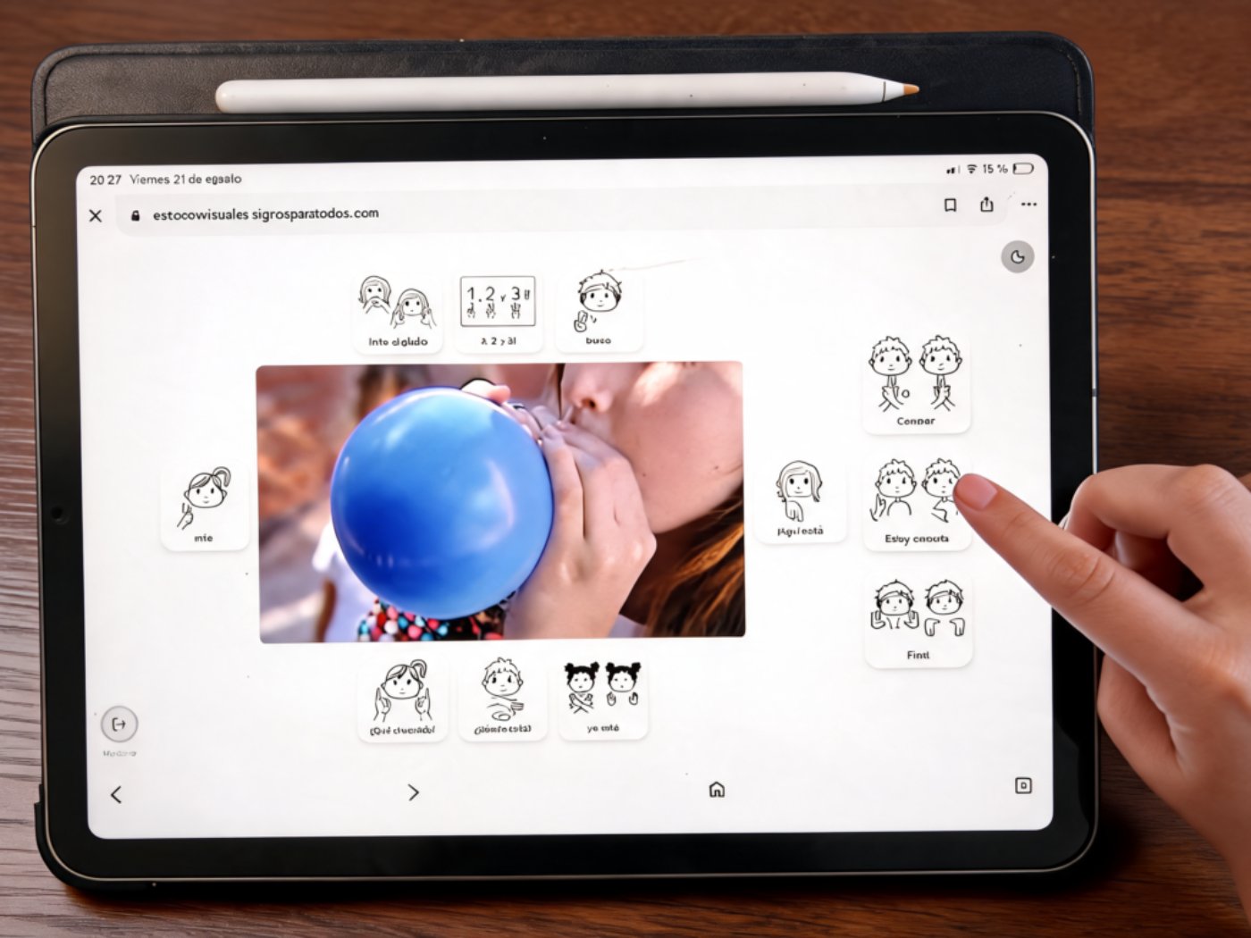 La app Esvisi funcionando en una tableta real, con una escena y signos alrededor