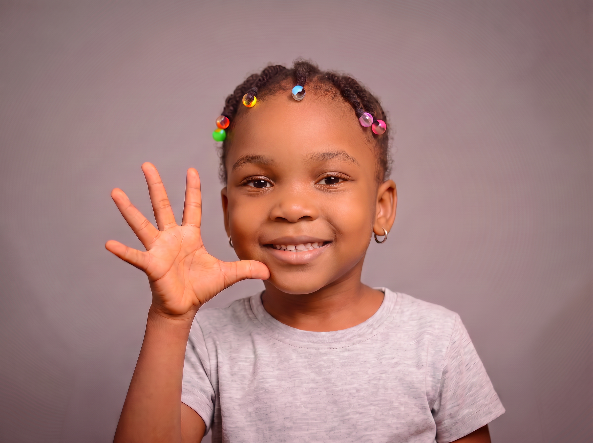 Niña mostrando un signo con la mano